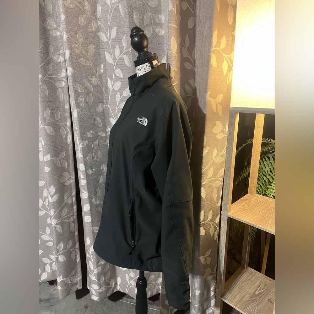 The North Face Women’s Full Zip Fur Lined Jacket - Picture 6 of 10